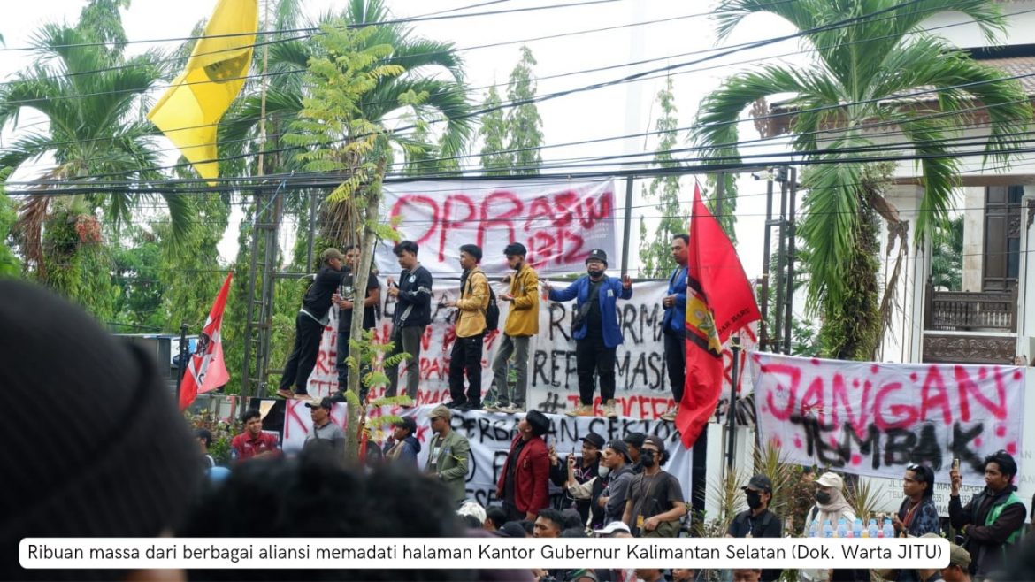 Ribuan Massa Suarakan Aspirasi, DPRD Kalsel Tandatangani Tujuh Tuntutan