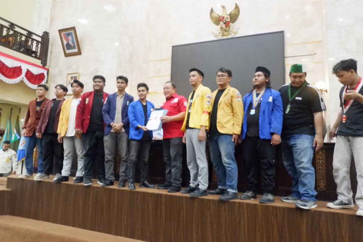 Gedung DPRD Kalsel Dipadati Mahasiswa, Tuntutan Disahkan dalam Audiensi Terbuka