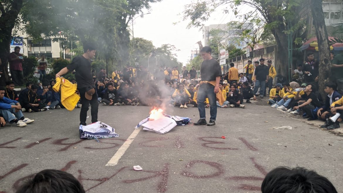 BREAKING NEWS! Aksi Tolak RUU KUHAP di DPRD Kalsel Memanas, Massa Ricuh Setelah Kesepakatan Diubah