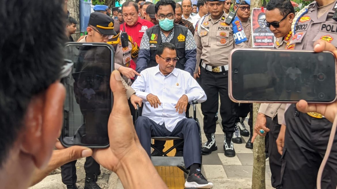 Supian HK Hadiri Aksi dengan Kursi Roda, DPRD Janji Tindaklanjuti Laporan Kekerasan Sekwan