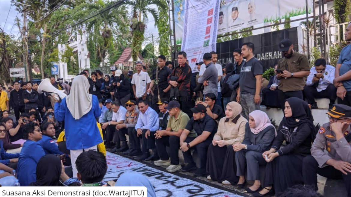 Breaking News! Aksi “Reformati Indonesia” Digelar BEM se-Kalsel di DPRD Kalsel, Massa Sampaikan Empat Tuntutan